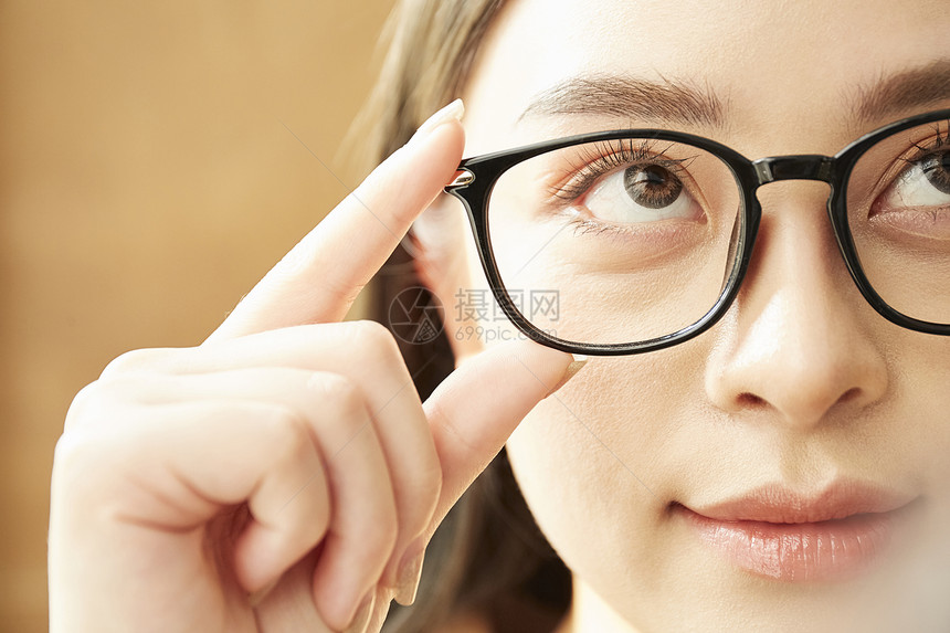 商务女性佩戴眼镜图片