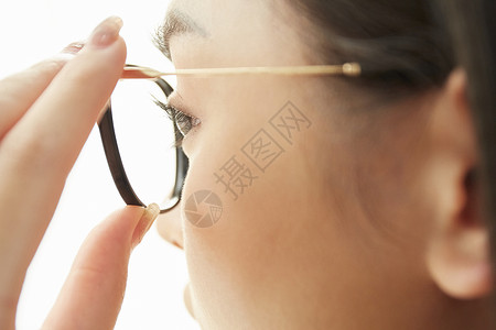 商务女性佩戴眼镜图片