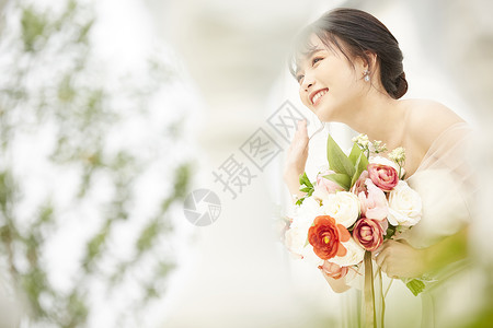 手拿鲜花的穿婚纱的新娘图片