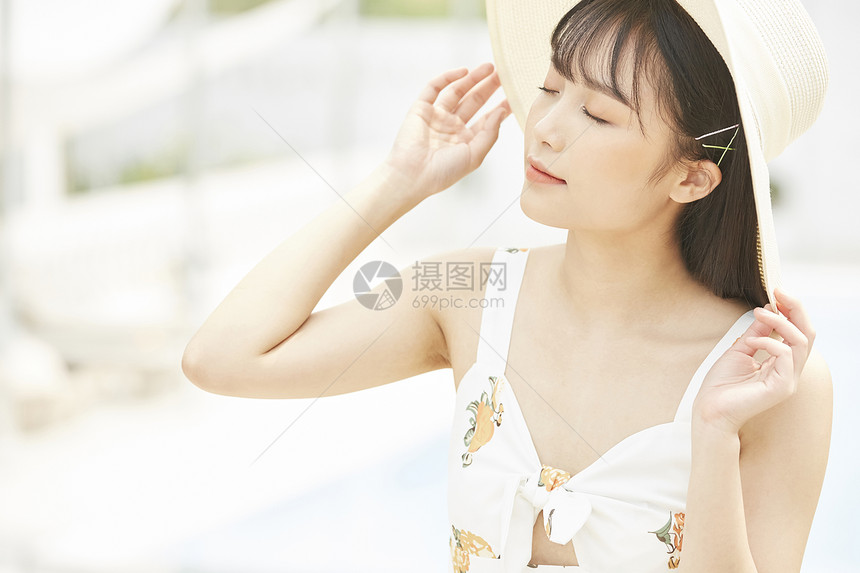 度假村戴草帽的美丽可爱女生图片