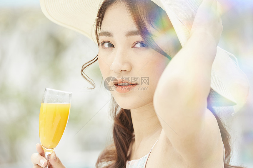 假期度假性感女人喝饮料图片