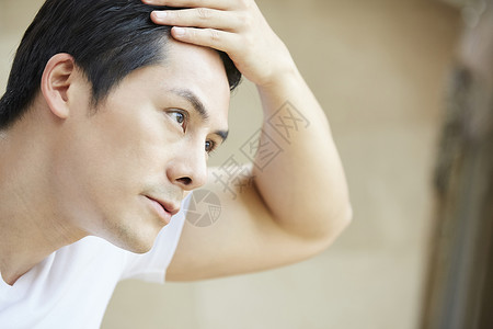 保养护肤美发的男子图片