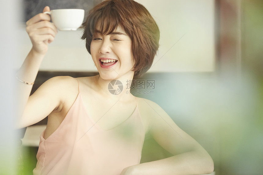 坐在窗台边上喝咖啡的女孩图片