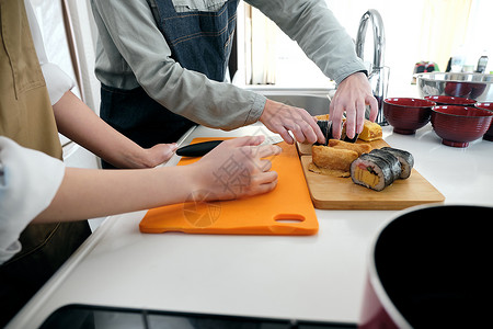 留白女士们寿司烹饪课方便的手高清图片