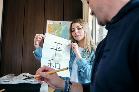 女孩女夫妇外国人入境书法经验背景图片