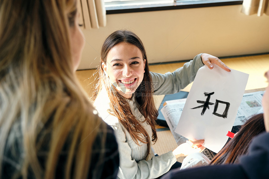 女士们持有复制空间外国人入境书法经验图片