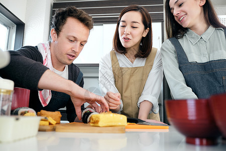 男女日本食品游客外国人入境日本烹饪班图片