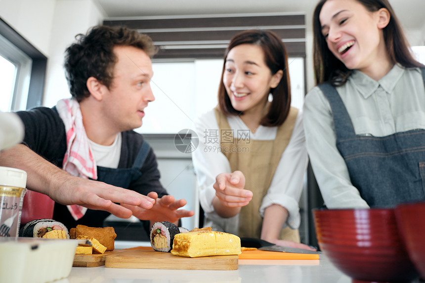 男女孩日本料理外国人入境日本烹饪班图片