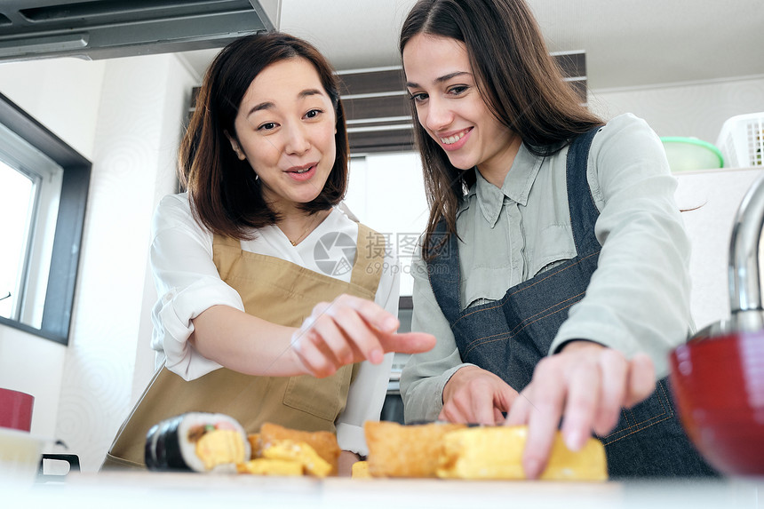 指示青年夫妇外国人入境日本烹饪班图片