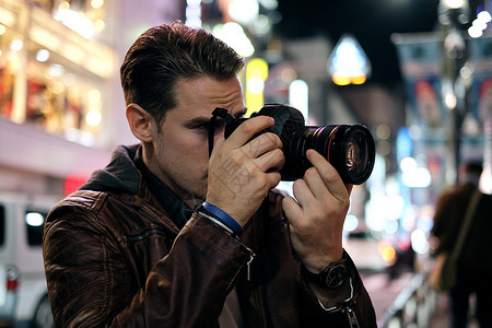 年轻男性城市观光摄影图片