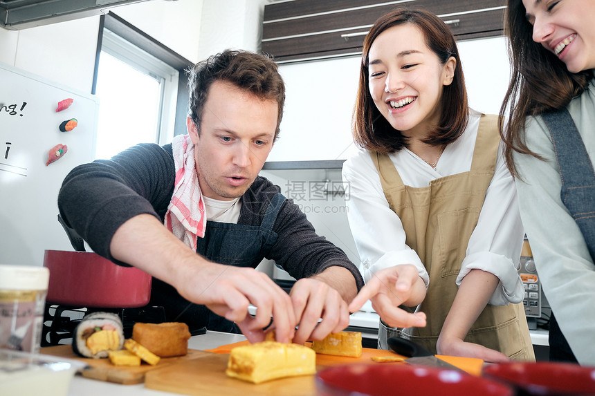 青年男女学习日本寿司制作图片