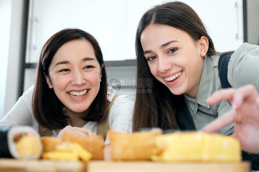 寿司女微笑外国人入境日本烹饪班图片