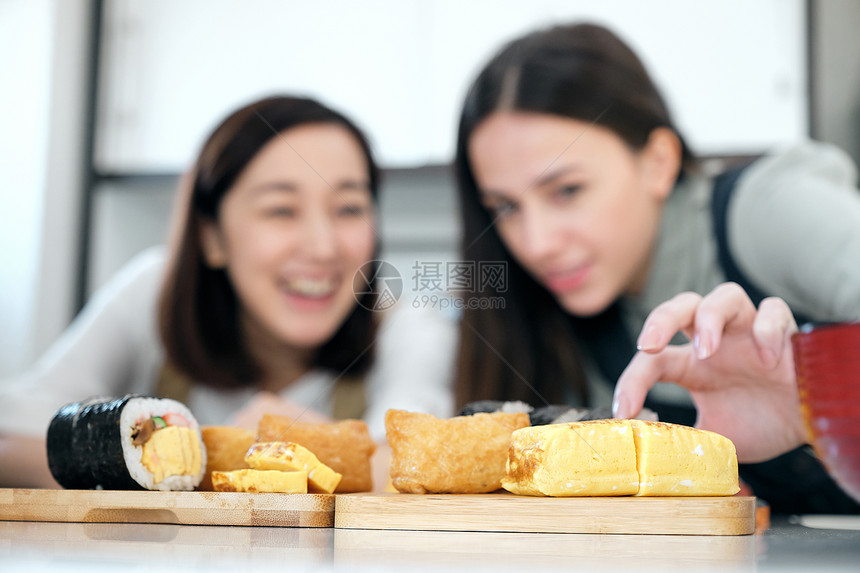 年轻男女学习日本烹饪交流图片