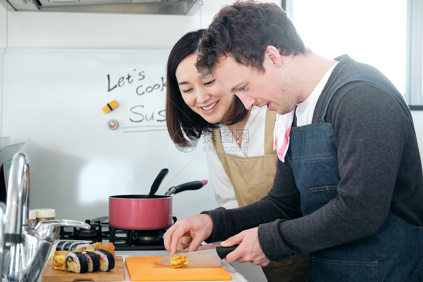 年轻男女学习日本烹饪交流图片