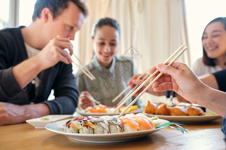 稻荷寿司男女享受日本料理背景