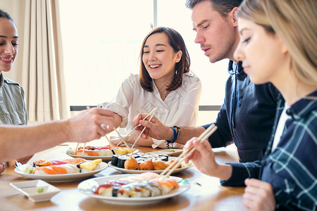 男女享受日本料理图片