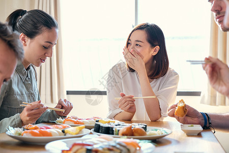 青年人朋友在家一起吃饭图片