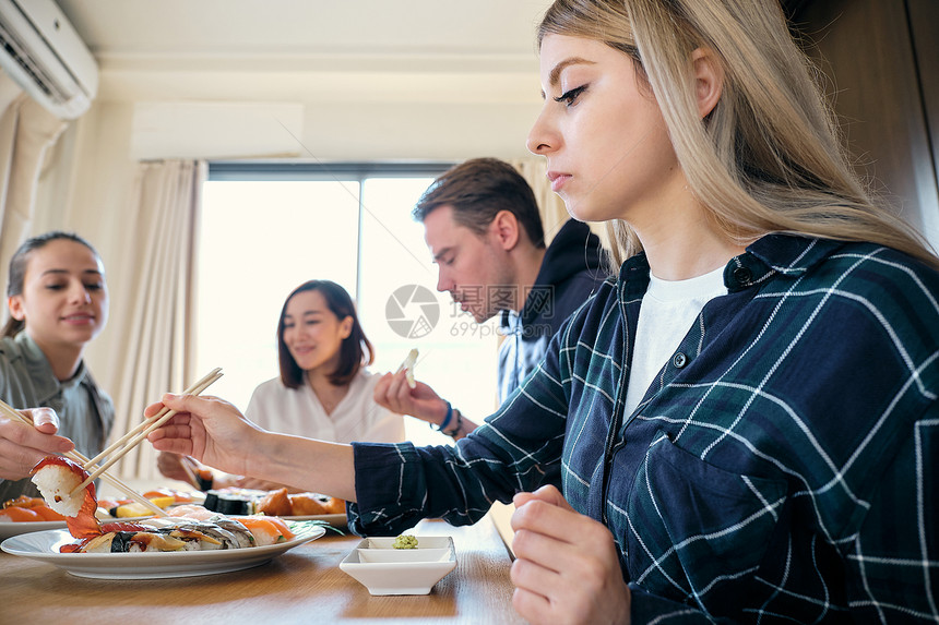 青年人朋友在家一起吃饭图片