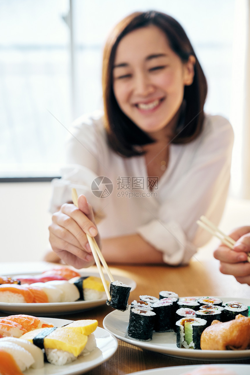 愉快学校饮食吃寿司的妇女图片