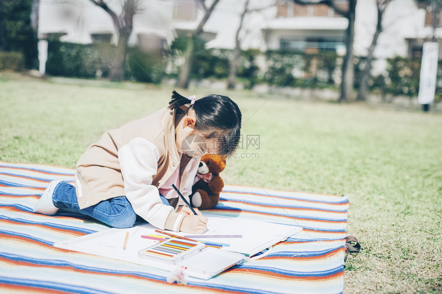 公园里绘画的小女孩图片