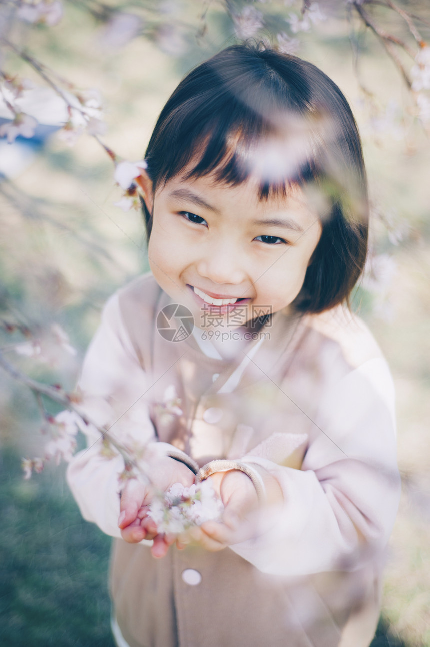 公园赏樱花的小女孩图片