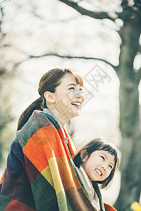 女儿毯子女樱花春天父母和孩子图片