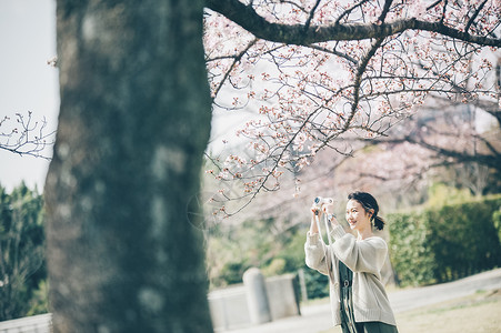 年轻美女公园里赏樱花图片