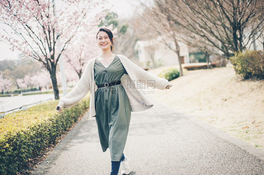 年轻美女公园里赏樱花图片