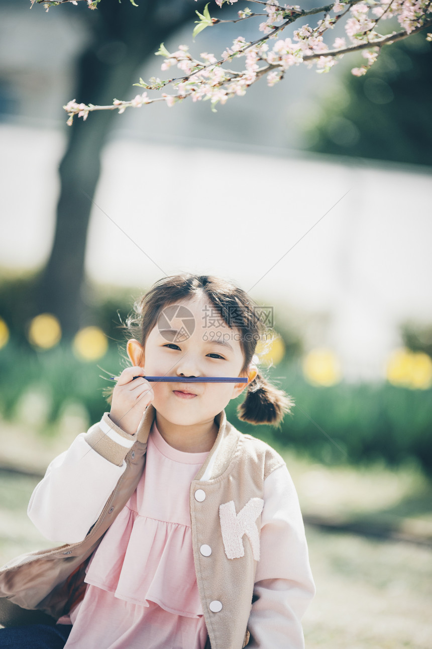 户外野餐画画的小女孩图片