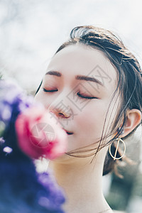 手捧花束的优雅女子图片