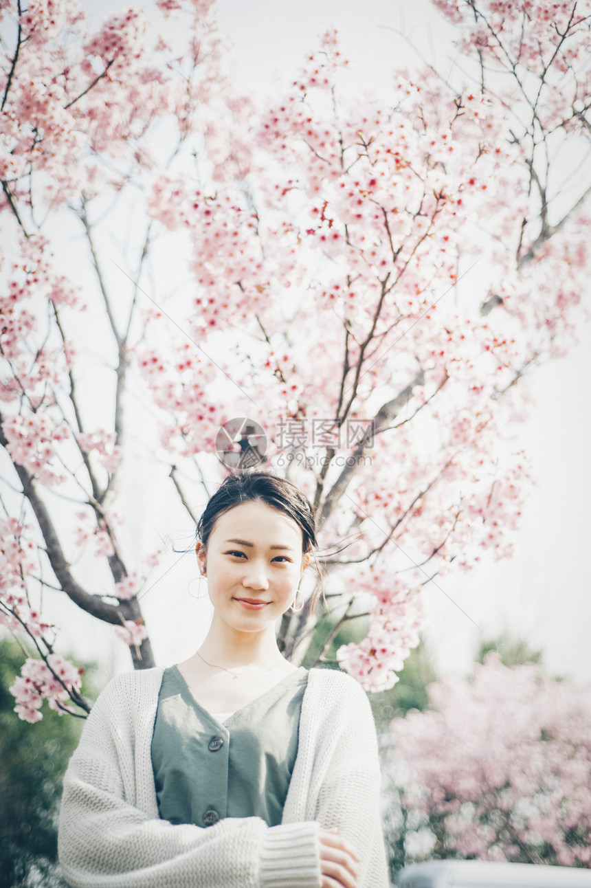 模型有趣起居室春天的女人肖像图片