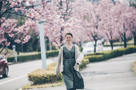 享受樱花的女子高清图片