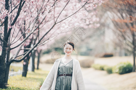 美丽的樱桃树感受春天的女子背景