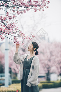 感受春天的女子图片