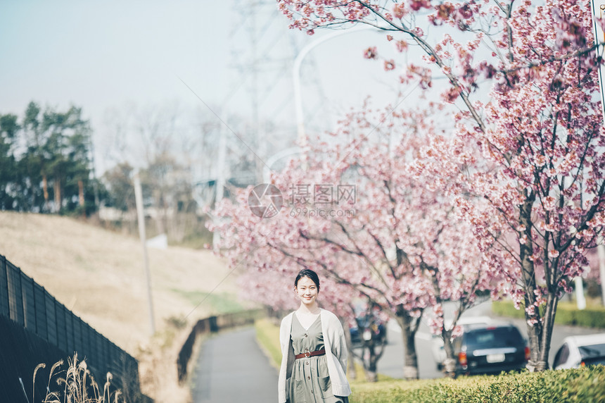 女人户外赏樱图片