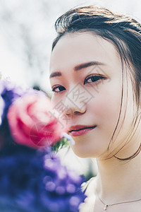 手拿花束的女子图片