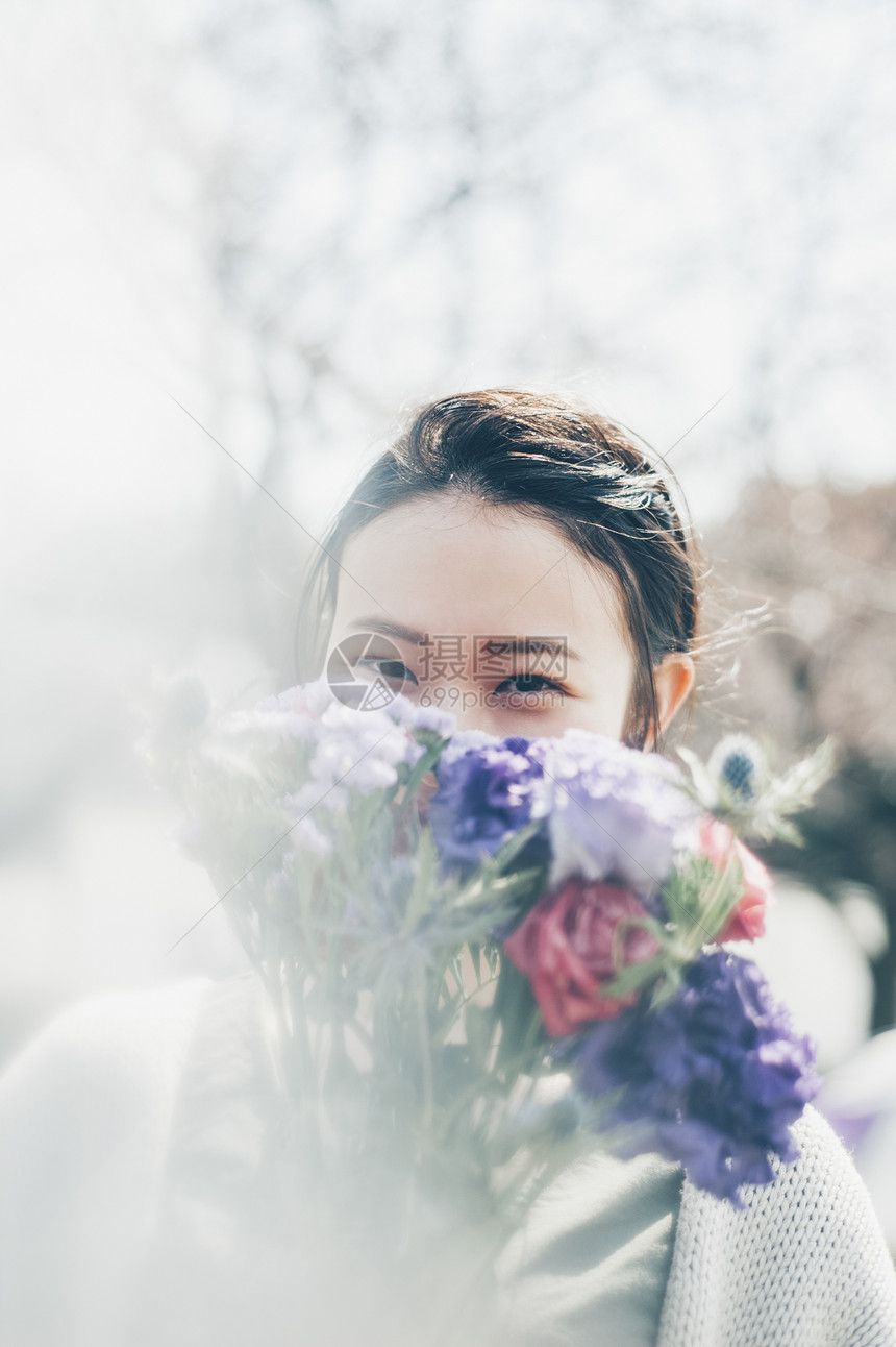 手拿花束的女子图片