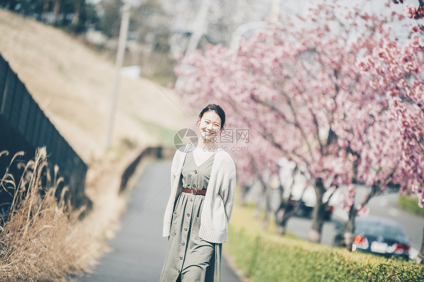 樱花树下的女人图片