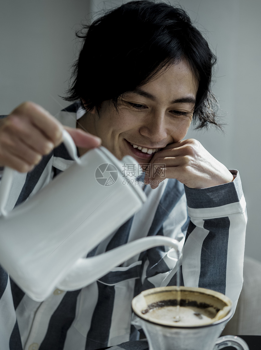 高兴罐子亚洲人男生活方式咖啡图片