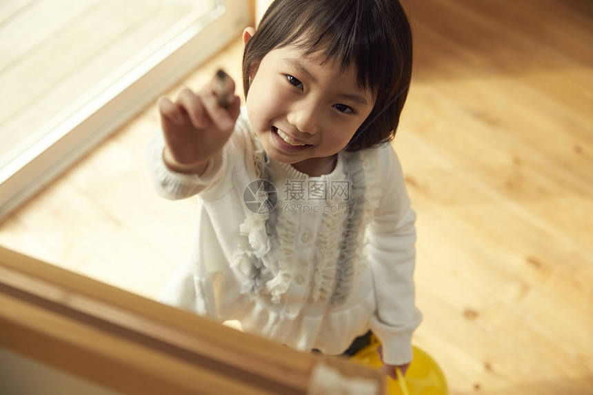 孩子五岁大室内去画架的女孩在客厅图片