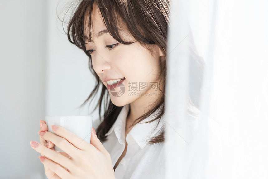 窗边客厅杯女生活方式茶时间图片