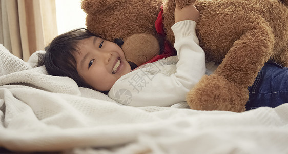 人物打盹亲密睡觉与一头大熊的女孩在床上高清图片