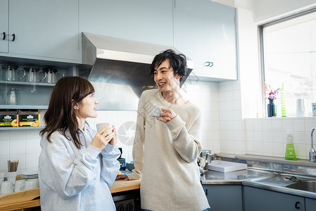 假日夫妻的居家喝茶生活图片