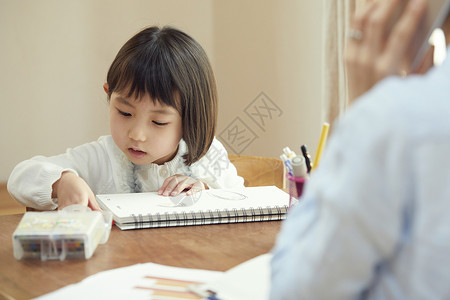 认真画画的女孩图片