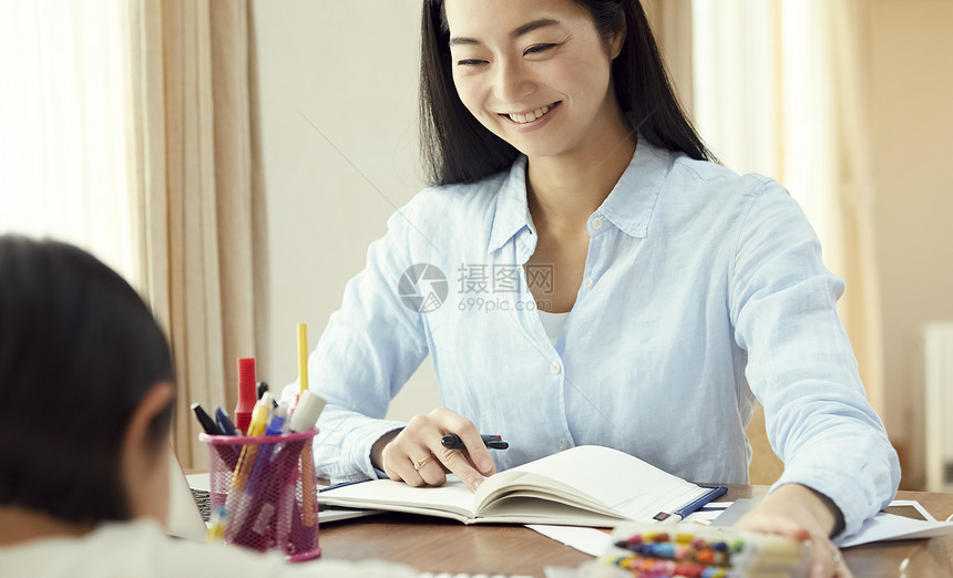 妈妈居家陪伴女儿图片