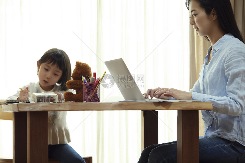 妈妈居家陪伴女儿图片