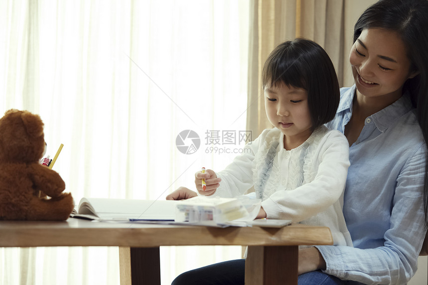 妈妈居家陪伴女儿图片