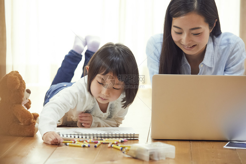 母亲陪女儿在客厅玩耍图片