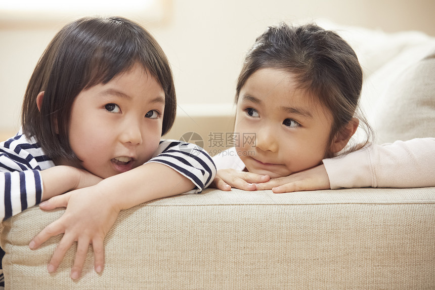 儿童最好的朋友学前班儿童孩子们把他们的脖子放在沙发的扶手上图片