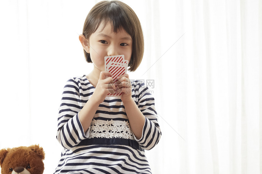玩纸牌的女孩图片